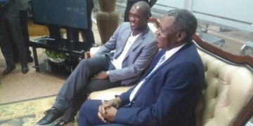 Lions Indomptables : Accueil du staff technique Seedorf et Kluivert au Cameroun (vidéo)