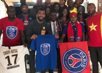 Maxim Choupo-Moting a rencontré le fan club du PSG à Yaoundé