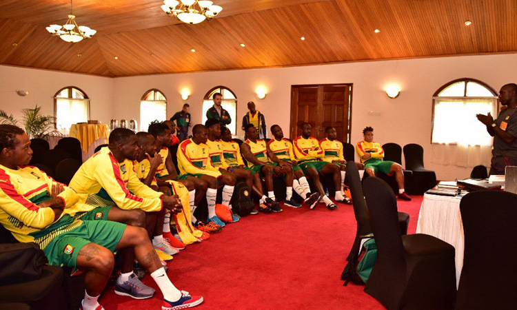 Lions Indomptables : voici pourquoi on falsifie à la Fécafoot la liste des joueurs de Clarence Seedorf