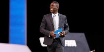 Clarence Seedorf a participé au Colloque de la FIFA sur le football féminin à Paris