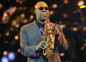 Manu Dibango casse son saxophone