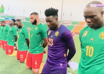 Cameroun – Mozambique : Brassard noir et agenouillé lors de l’hymne nationale pour les victimes de Kumba