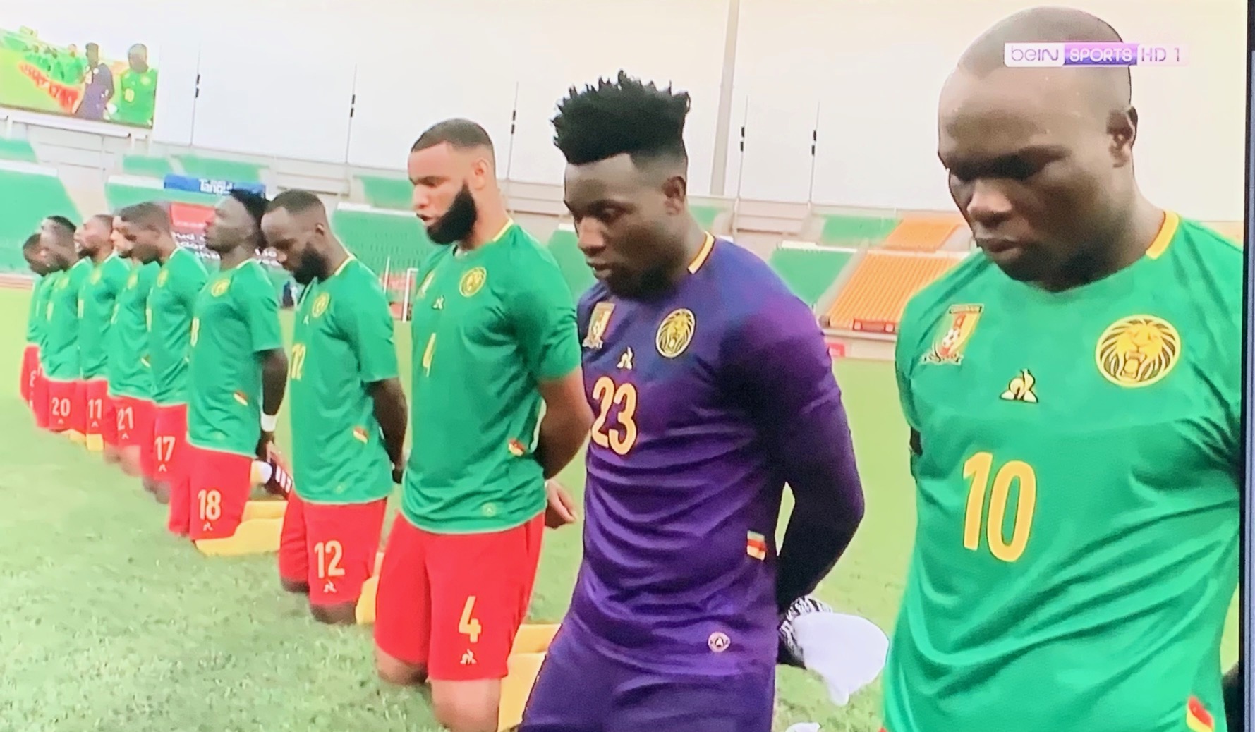 Cameroun – Mozambique : Brassard noir et agenouillé lors de l’hymne nationale pour les victimes de Kumba
