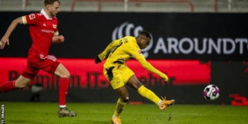 Youssoufa Moukoko réécrit l&rsquo;histoire en devenant le plus jeune buteur de la BundesLiga