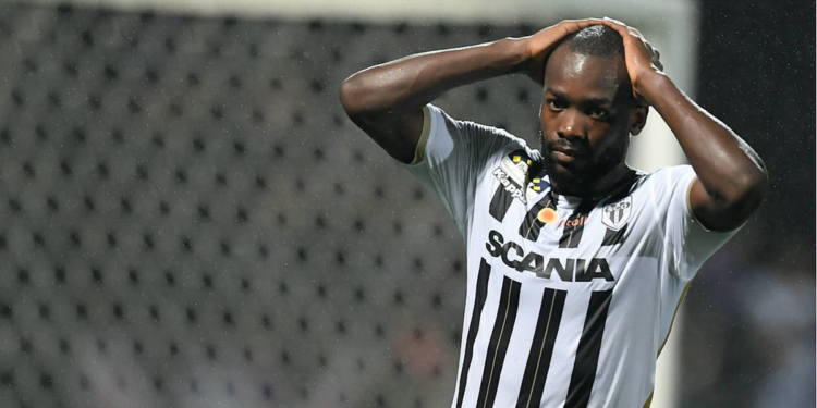 Ligue 1 : Stéphane Bahoken, la tête dans le sac