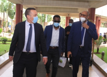 CAN 2021 : le secrétaire général de la CAF est au Cameroun