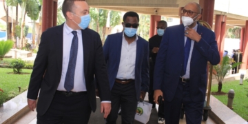 CAN 2021 : le secrétaire général de la CAF est au Cameroun