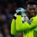 Ajax : Marc Overmars tacle André Onana