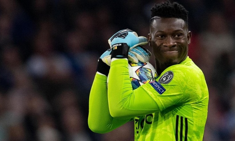 Ajax : Marc Overmars tacle André Onana