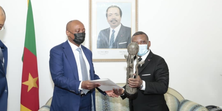 CAN 2021 : comment Paul Biya a dribblé le président de la CAF