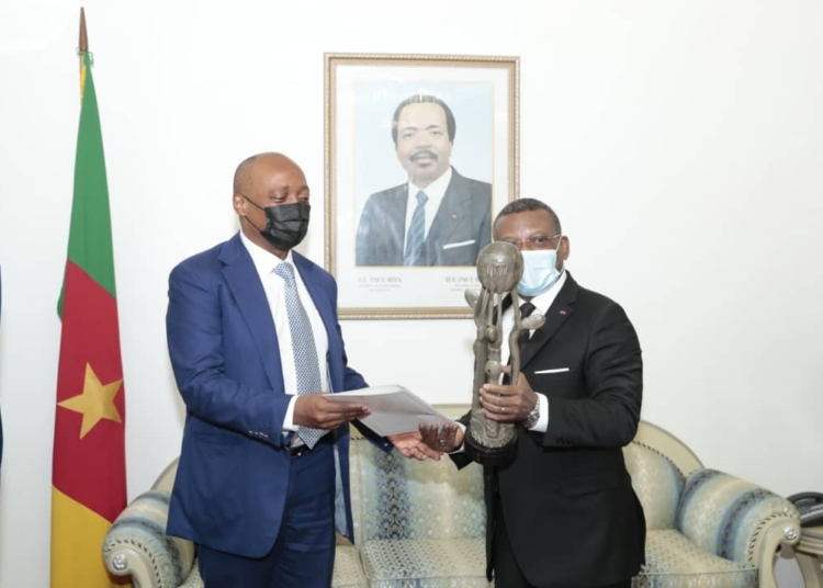 CAN 2021 : comment Paul Biya a dribblé le président de la CAF