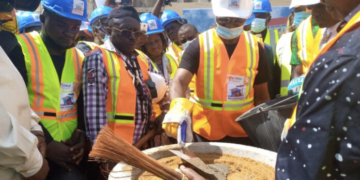 Douala : Roger Milla offre 9 salles de classe au Lycée de Japoma