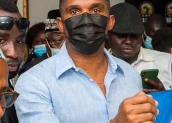 Fécafoot : Samuel Eto&rsquo;o imite Didier Drogba et le bas peuple l&rsquo;accompagne au siège de la fédération