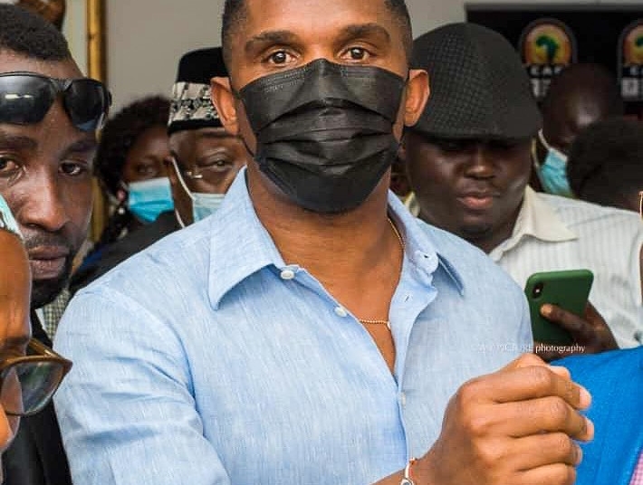 Fécafoot : Samuel Eto’o imite Didier Drogba et le bas peuple l’accompagne au siège de la fédération