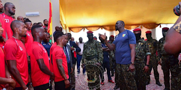 CAN 2021 – Guinée : le Président, Colonel Mamadi Doumbouya, remet le drapeau à l&rsquo;équipe de Guinée, signe de la mise en mission