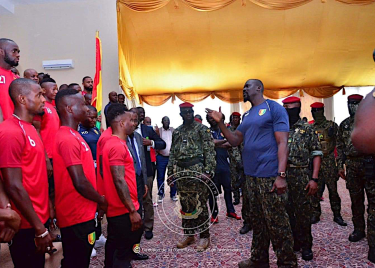 CAN 2021 – Guinée : le Président, Colonel Mamadi Doumbouya, remet le drapeau à l’équipe de Guinée, signe de la mise en mission