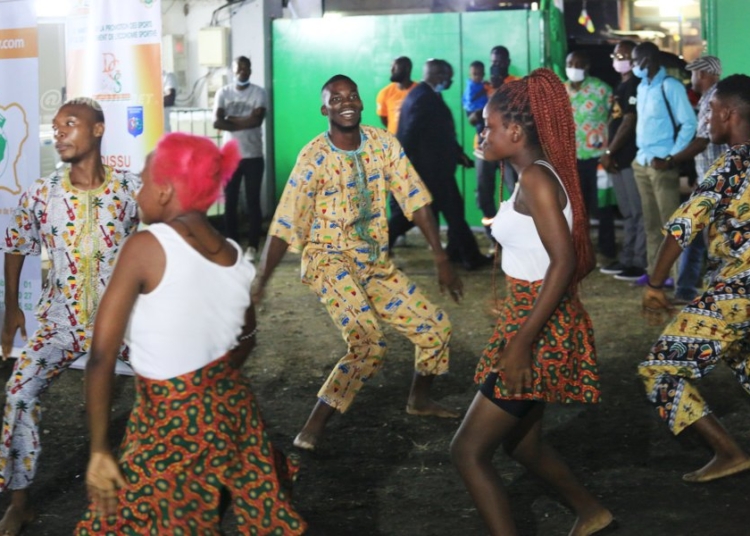 CAN 2021 : les supporters ivoiriens ont fait la fête à Douala à la veille de leur début