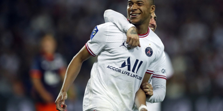 Kylian Mbappé, franco-camerounais et méga star du football, va rester au PSG