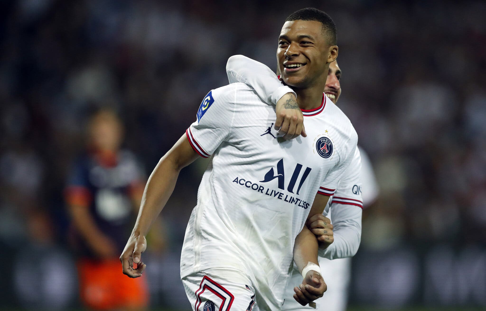 Kylian Mbappé, franco-camerounais et méga star du football, va rester au PSG