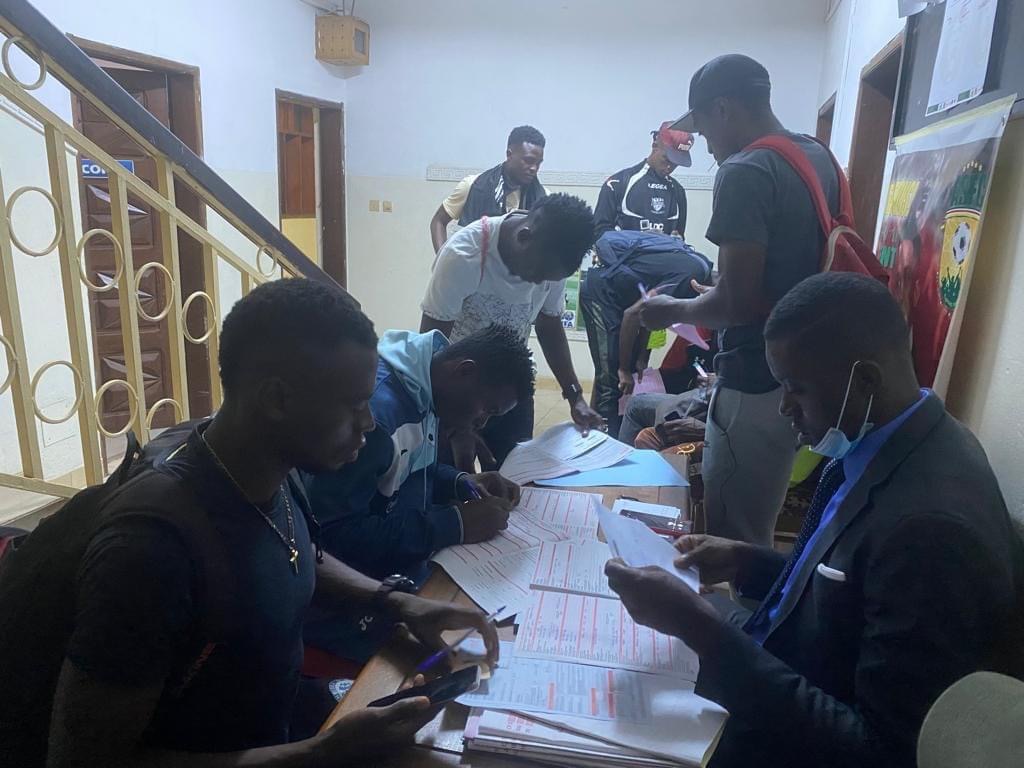 Salaires impayés : les joueurs de Tonnerre prennent d’assaut la Fécafoot