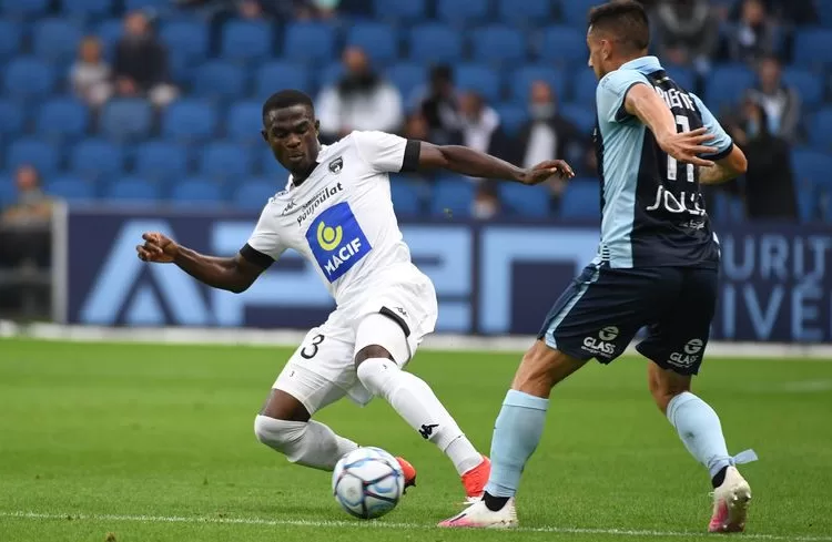 Mercato : Lorient recrute un latéral gauche camerounais