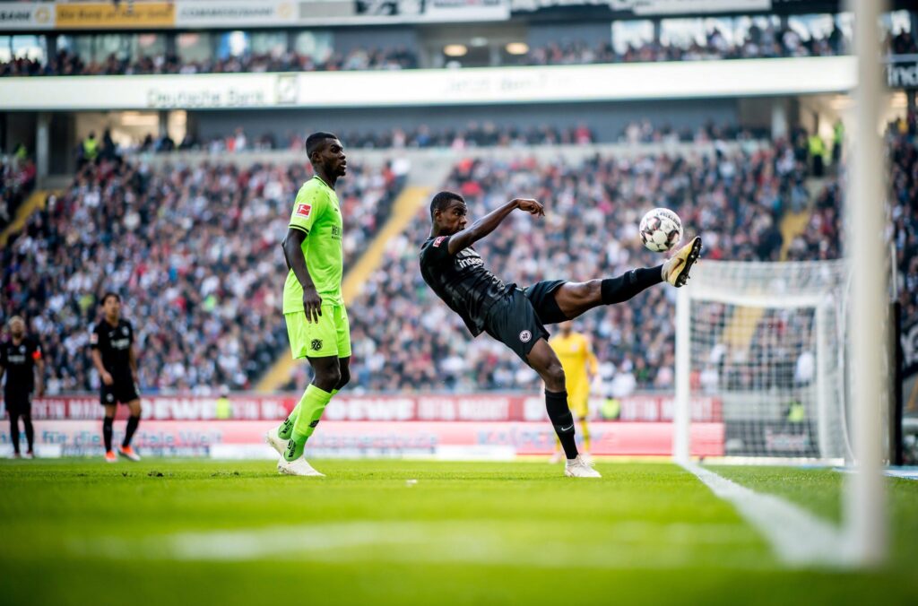 Lions indomptables : le rêve d'une charnière centrale Bella-Kotchap et Evan Ndicka