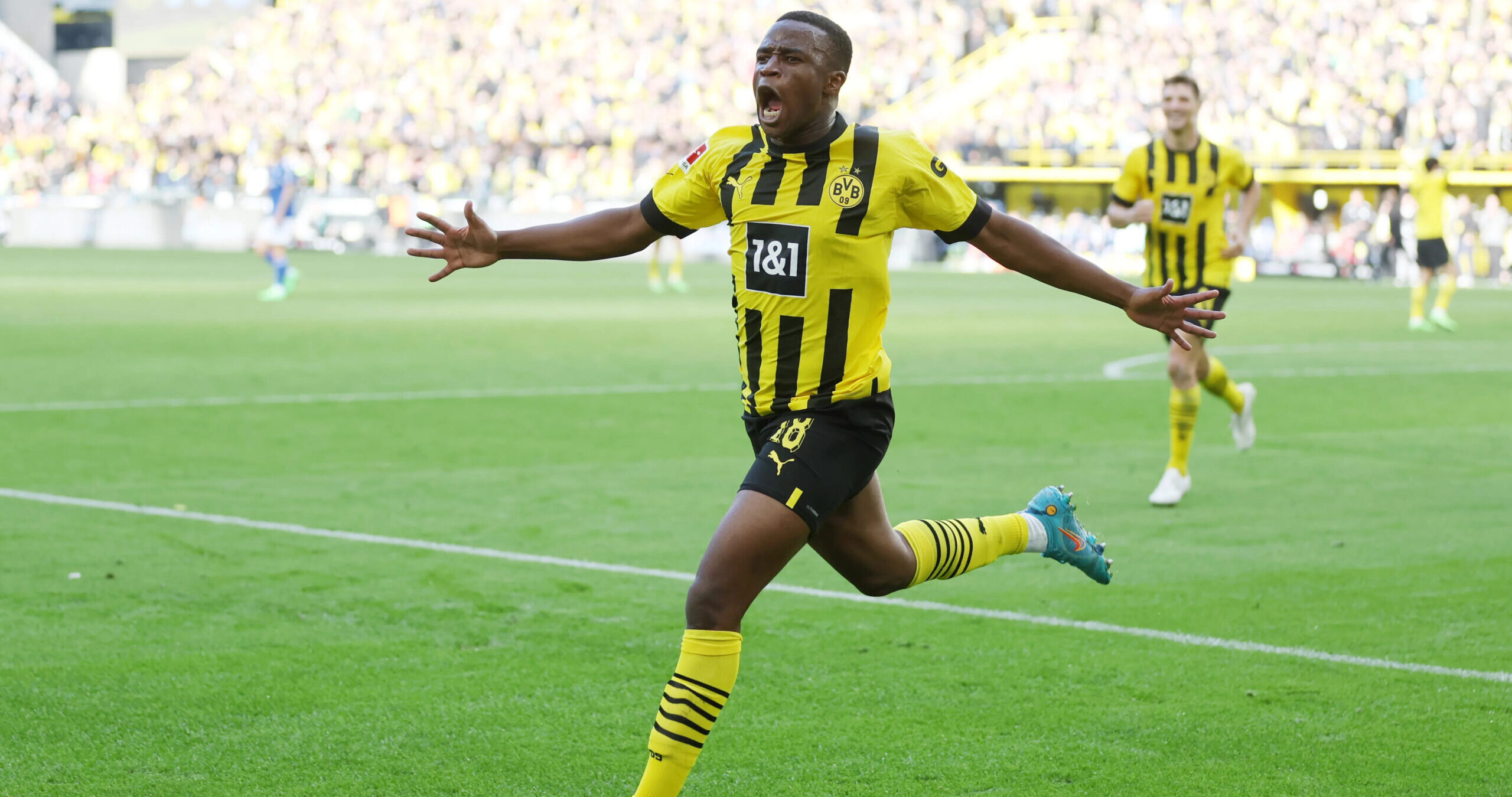 Youssoufa Moukoko transporte Borussia Dortmund