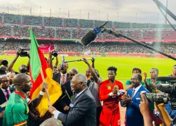 Tradition renouée: le Capitaine des Lions a accepté le drapeau national