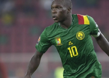 Aboubakar Vincent va recevoir le drapeau du Premier Ministre