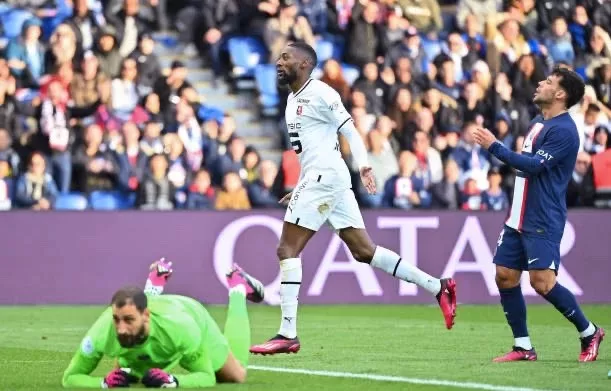 Ligue 1 : un Toko Ekambi XXL punit Mbappé et Paris