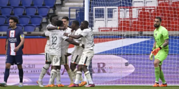 Ligue 1 : Darlin Yongwa et Lorient atomisent le PSG