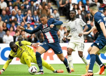 PSG – Lorient : Yvon Mvogo raconte le but gag de Mbappé