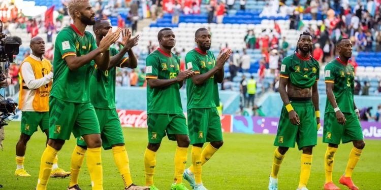 Lions Indomptables : Première sélection pour François-Regis Mughe Le jeune attaquant de l'Olympique de Marseille a été convoqué pour la première fois avec les Lions Indomptables du Cameroun. Le Manager-sélectionneur de l’équipe nationale du Cameroun, Rigobert Song Bahanag, est resté fidèle à lui-même. Dans sa logique de rajeunir l’effectif pour des échéances futures, le technicien a décidé de faire confiance à François-Regis Mughe. Il va découvrir la sélection fanion pour la première fois. Né le 16 juin 2004 à Douala, François-Regis Mughe est a été formé à l’Ecole de Football des Brasseries du Cameroun. Il intègre ce centre à l’âge de 12 ans. Avec son académie, il va remporter plusieurs tournois entre 2021 et 2022. Il sera d’ailleurs élu meilleur joueur lors de l’édition 2021 de la Easter cup Patricia Berthelot. Athlétique et disposant d'une facilité à éliminer son adversaire direct, François-Regis Mughe intègre la réserve de l'OM en 2022. Il dispute la Youth League avec les moins de 19 ans après avoir signé un contrat de cinq ans avec le club phocéen. Remarqué pour ses qualités par le staff technique, il s’entraine avec le groupe professionnel et livre son premier match avec l’équipe première le 1er mars 2023 en Coupe de France. Sa présaison a été excellente et son coach, l'espgnol Marcelino Garcia Toral, n’a pas hésité à le titularisé lors de la première journée de la Ligue 1. Pendant 51 minutes contre Reims (2-1), la jeune pépite a montré ses qualités dans un Vélodrome bouillonnant. C'est une blessure qui l'a sorti de la rencontre. Avec six matchs disputés avec Olympique de Marseille jusqu’ici pour un but, François-Regis Mughe veut frayer son chemin au sein de l’équipe première du Cameroun. Face au Burundi, sa pointe de vitesse pourrait être un atout offensif non négligeable pour les Lions Indomptables.