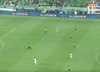 Bassogog inscrit un but de toute beauté