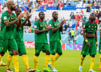 Lions Indomptables : Première sélection pour François-Regis Mughe Le jeune attaquant de l'Olympique de Marseille a été convoqué pour la première fois avec les Lions Indomptables du Cameroun. Le Manager-sélectionneur de l’équipe nationale du Cameroun, Rigobert Song Bahanag, est resté fidèle à lui-même. Dans sa logique de rajeunir l’effectif pour des échéances futures, le technicien a décidé de faire confiance à François-Regis Mughe. Il va découvrir la sélection fanion pour la première fois. Né le 16 juin 2004 à Douala, François-Regis Mughe est a été formé à l’Ecole de Football des Brasseries du Cameroun. Il intègre ce centre à l’âge de 12 ans. Avec son académie, il va remporter plusieurs tournois entre 2021 et 2022. Il sera d’ailleurs élu meilleur joueur lors de l’édition 2021 de la Easter cup Patricia Berthelot. Athlétique et disposant d'une facilité à éliminer son adversaire direct, François-Regis Mughe intègre la réserve de l'OM en 2022. Il dispute la Youth League avec les moins de 19 ans après avoir signé un contrat de cinq ans avec le club phocéen. Remarqué pour ses qualités par le staff technique, il s’entraine avec le groupe professionnel et livre son premier match avec l’équipe première le 1er mars 2023 en Coupe de France. Sa présaison a été excellente et son coach, l'espgnol Marcelino Garcia Toral, n’a pas hésité à le titularisé lors de la première journée de la Ligue 1. Pendant 51 minutes contre Reims (2-1), la jeune pépite a montré ses qualités dans un Vélodrome bouillonnant. C'est une blessure qui l'a sorti de la rencontre. Avec six matchs disputés avec Olympique de Marseille jusqu’ici pour un but, François-Regis Mughe veut frayer son chemin au sein de l’équipe première du Cameroun. Face au Burundi, sa pointe de vitesse pourrait être un atout offensif non négligeable pour les Lions Indomptables.