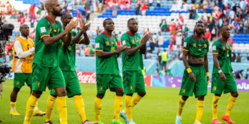Lions Indomptables : Première sélection pour François-Regis Mughe Le jeune attaquant de l'Olympique de Marseille a été convoqué pour la première fois avec les Lions Indomptables du Cameroun. Le Manager-sélectionneur de l’équipe nationale du Cameroun, Rigobert Song Bahanag, est resté fidèle à lui-même. Dans sa logique de rajeunir l’effectif pour des échéances futures, le technicien a décidé de faire confiance à François-Regis Mughe. Il va découvrir la sélection fanion pour la première fois. Né le 16 juin 2004 à Douala, François-Regis Mughe est a été formé à l’Ecole de Football des Brasseries du Cameroun. Il intègre ce centre à l’âge de 12 ans. Avec son académie, il va remporter plusieurs tournois entre 2021 et 2022. Il sera d’ailleurs élu meilleur joueur lors de l’édition 2021 de la Easter cup Patricia Berthelot. Athlétique et disposant d'une facilité à éliminer son adversaire direct, François-Regis Mughe intègre la réserve de l'OM en 2022. Il dispute la Youth League avec les moins de 19 ans après avoir signé un contrat de cinq ans avec le club phocéen. Remarqué pour ses qualités par le staff technique, il s’entraine avec le groupe professionnel et livre son premier match avec l’équipe première le 1er mars 2023 en Coupe de France. Sa présaison a été excellente et son coach, l'espgnol Marcelino Garcia Toral, n’a pas hésité à le titularisé lors de la première journée de la Ligue 1. Pendant 51 minutes contre Reims (2-1), la jeune pépite a montré ses qualités dans un Vélodrome bouillonnant. C'est une blessure qui l'a sorti de la rencontre. Avec six matchs disputés avec Olympique de Marseille jusqu’ici pour un but, François-Regis Mughe veut frayer son chemin au sein de l’équipe première du Cameroun. Face au Burundi, sa pointe de vitesse pourrait être un atout offensif non négligeable pour les Lions Indomptables.