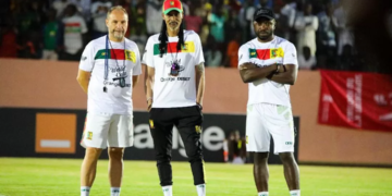 Rigobert Song et le staff qui prepare le match contre le Burundi