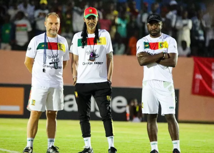 Rigobert Song et le staff qui prepare le match contre le Burundi