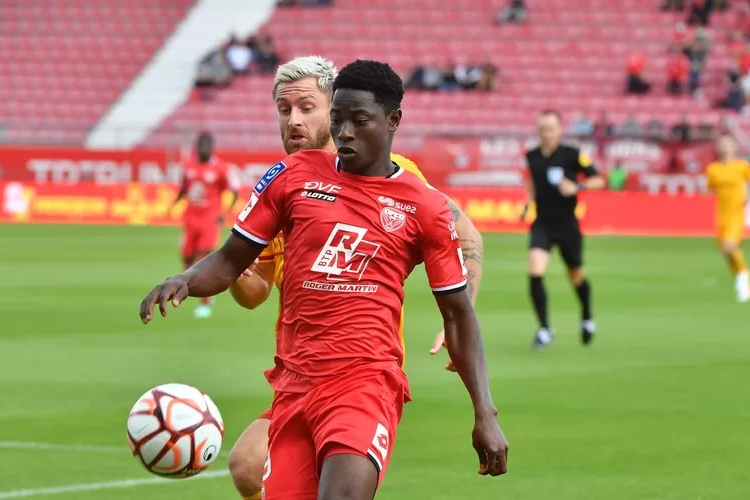 Ligue 2: Ahmad Ngouyamsa, patron de la défense de Rodez