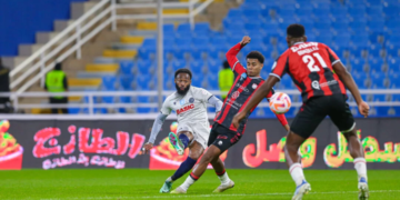 Gonzalez contre Nkoudou lors du match Al-Raed - Damac