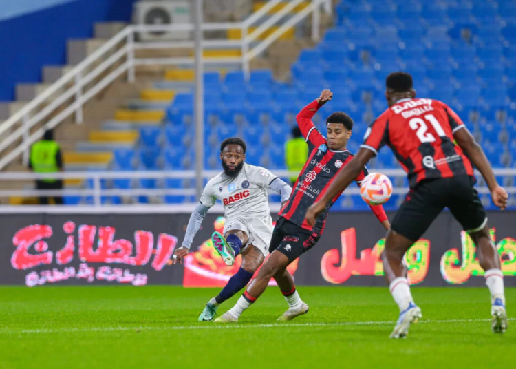 Gonzalez contre Nkoudou lors du match Al-Raed - Damac