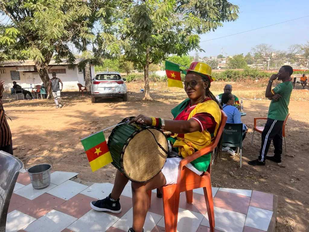 Gambie - Cameroun, débarquement des supporters à Bouaké
