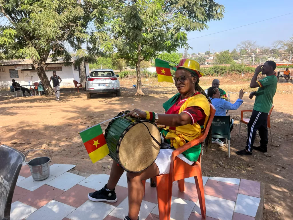 Gambie - Cameroun, débarquement des supporters à Bouaké