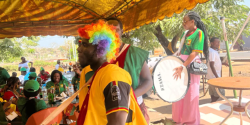 Les supporters ont envahis Bouaké. Bien sûr qu'il s'agit de ceux du Continent Camerounais. Confiant malgré la situation difficile des Lions Indomptables, l'organisation sur le terrain des groupes est à souligner. Des scènes de vie avant Gambie - Cameroun de Bouaké...