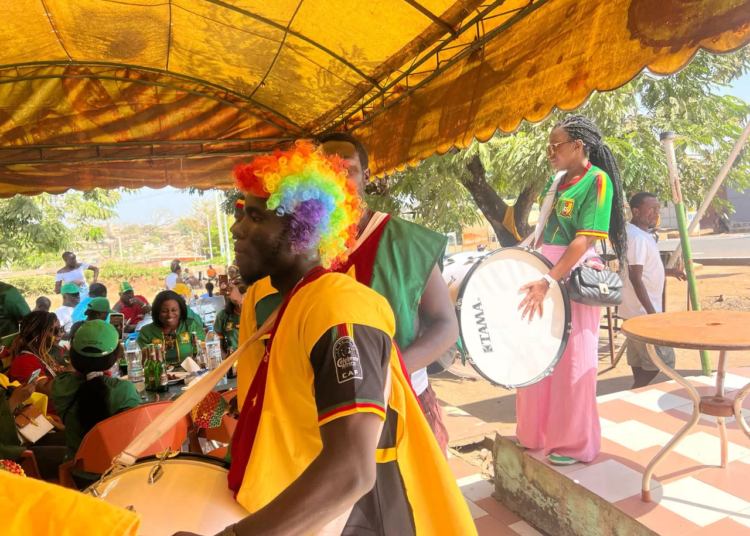 Les supporters ont envahis Bouaké. Bien sûr qu'il s'agit de ceux du Continent Camerounais. Confiant malgré la situation difficile des Lions Indomptables, l'organisation sur le terrain des groupes est à souligner. Des scènes de vie avant Gambie - Cameroun de Bouaké...