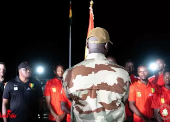 Guinée : un au revoir en pleine nuit, sur une base militaire