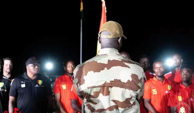 Guinée : un au revoir en pleine nuit, sur une base militaire