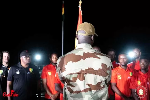 Guinée : un au revoir en pleine nuit, sur une base militaire