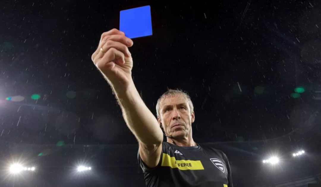 Football, IFAB. FA Cup, carton bleu