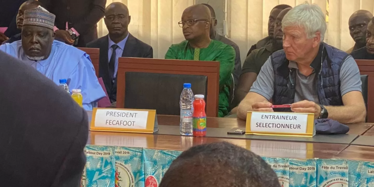 Nkou Mvondo refuse de s’asseoir à côté de Marc Brys